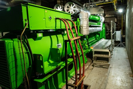 Fontos mérföldkő: új, korszerű gázmotor a SZÉPHŐ Bakony utcai fűtőerőművében